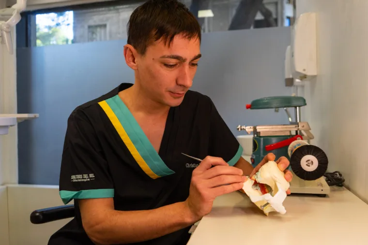 Christian Luque, mecánico dental de Consultorios del Sol